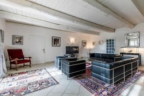 Untagged - The Commandery & The Doves (Saint-Gilles)