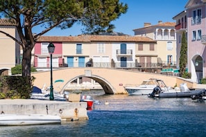 A canal with boats, a bridge, and buildings with balconies. - Holiday apartment Le Petit Lézard (Cavalaire)