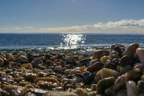 A pebbled beach with a clear view of the ocean. - Holiday apartment Le Petit Lézard (Cavalaire)