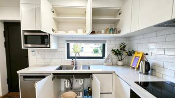 Open the cupboards and settle in — everyday kitchen essentials are ready for everything from quick snacks to proper home cooking.