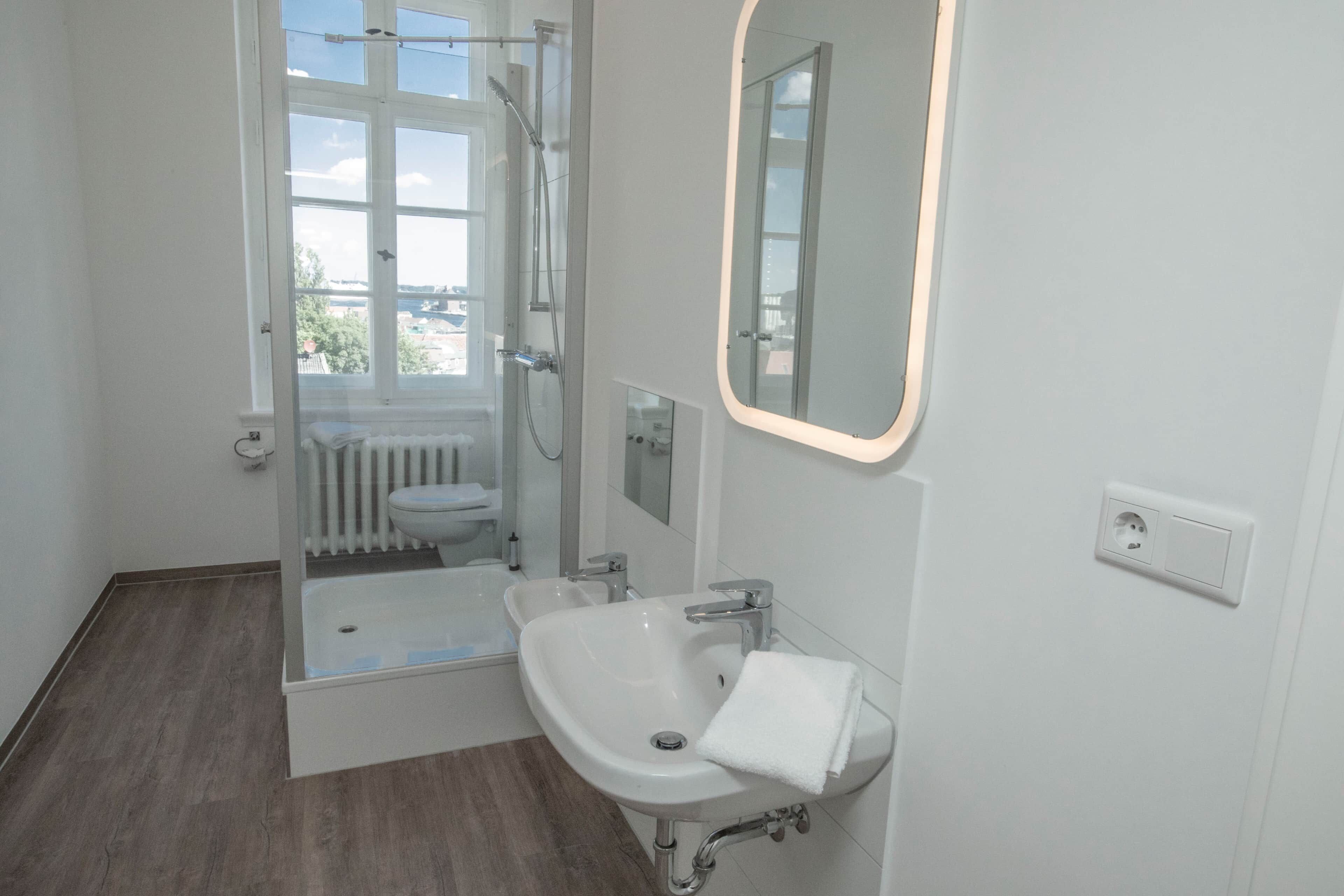 Ein modernes Badezimmer mit Dusche, Toilette und Waschbecken.