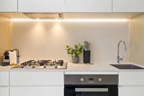 Fully Equipped Kitchen - High-Rise 1-Bed Apartment in Docklands (Docklands)