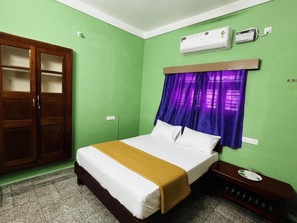 Una habitación con cama, armario y aire acondicionado.