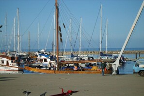 A marina with multiple boats docked, a pier extending into the water, and a clear sky. - Holiday apartment Villa Strandkuss 322247 (Kühlungsborn)