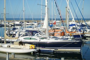 A marina with multiple sailboats docked, featuring a variety of boat sizes and designs. - Holiday apartment Villa Strandkuss 322247 (Kühlungsborn)