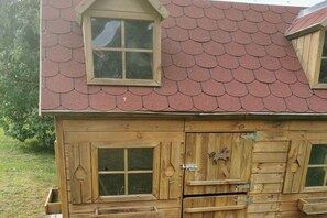 A wooden cabin with a peaked roof, a front door, and a window. - Mary holiday apartment (Karlsburg)