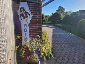 A building entrance with a sign reading 'MOIN'. - Apartment 'Kleine Krabbe Strandkorb Am Strand' with Balcony and Wi-Fi (Wangerland)