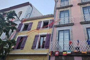 A multi-story building with balconies, some with railings and others with open sides. - Holiday apartment with 1 bedroom (Leucate)