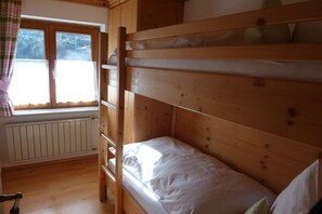 A bunk bed room with a window and a radiator. - Sonnenkopf in the country house Alpenglühen (Bolsterlang-Kierwang)