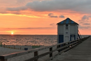 A pier extending into the water with a small building at the end. - Holiday apartment with 1 bedroom (Lubmin)