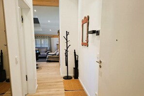 A hallway with a door leading to a living area. - Floor cutting suites summit view (Rottach-Egern)