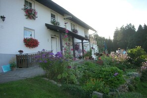 A building with a white facade, multiple windows, and a covered porch area. - Holiday apartment in Achslach with Wi-Fi (Achslach)