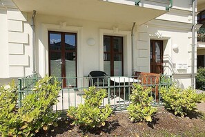 A building with a balcony, a table, and chairs. - Holiday apartment with 2 bedrooms (Seebad Heringsdorf)