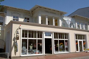 A building with large windows and a sign that reads 'Viva Italia.' - Villa "Helma" Apartment 1 (Seebad Heringsdorf)