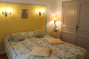 A room with a bed, a door, and wall-mounted lighting. - Holiday home in Maillane with swimming pool (Maillane)