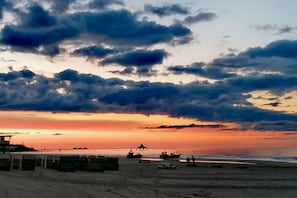 A beach with a pier extending into the water, a lifeguard tower, and several boats. - Holiday apartment with 2 bedrooms (Seebad Ahlbeck)