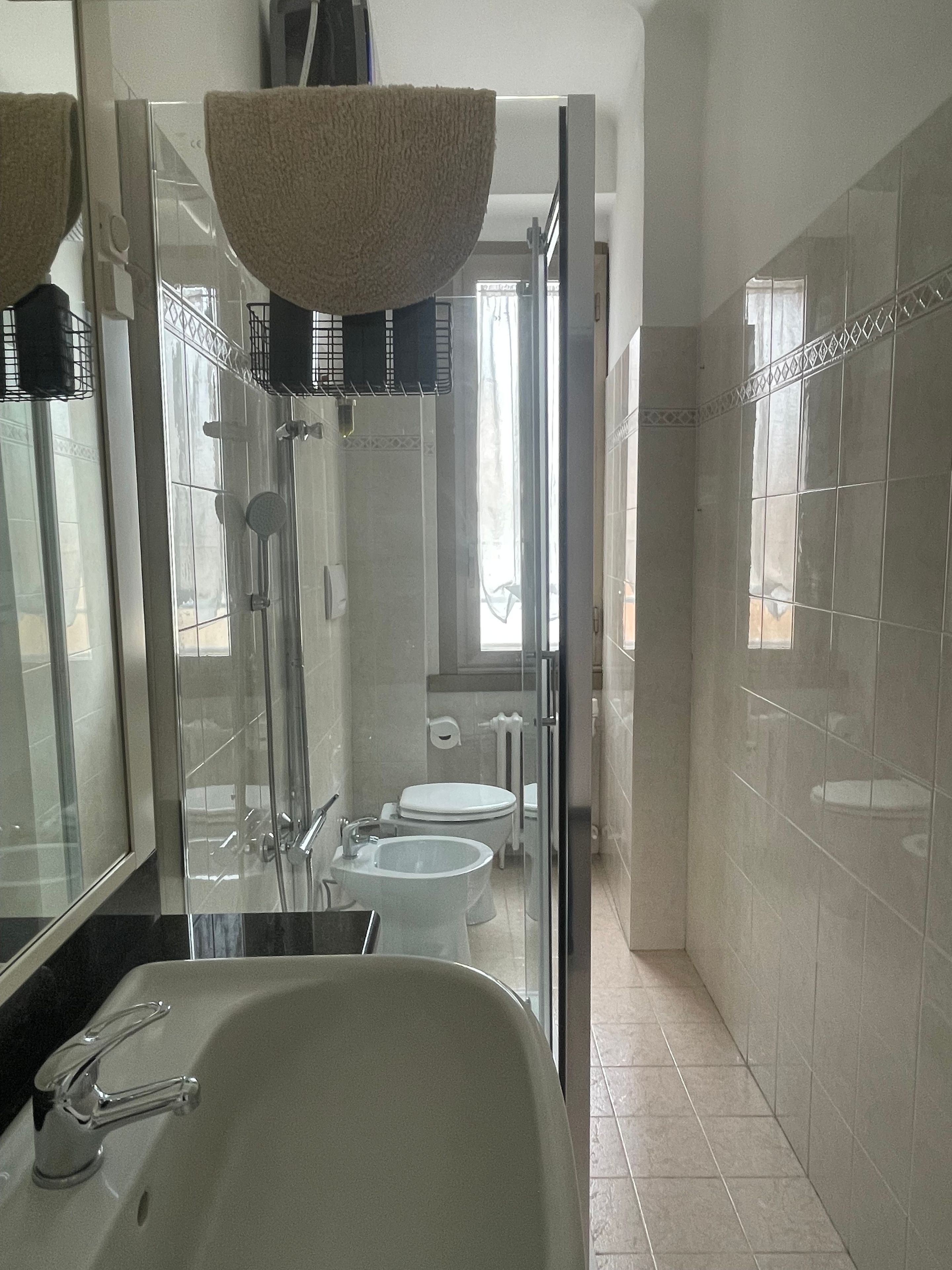 Ein Badezimmer mit einer Badewanne, einer Toilette und einer Duschkabine.