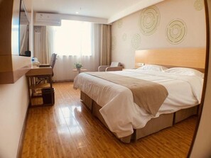 A hotel room with a bed, a desk, a chair, and a small table. - Greentree Inn Beijing Tongzhou District Xuxinzhuang Subway Station Express Hotel (Tongzhou)