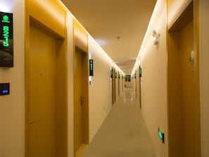 A hotel corridor with doors marked with room numbers and directional signs. - Greentree Inn Beijing Tongzhou District Xuxinzhuang Subway Station Express Hotel (Tongzhou)