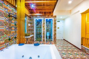 A bathroom with a large bathtub, a shower area, and a toilet. - Haihao Business Hotel (Chongqing)