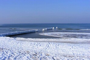 A frozen body of water with ice formations and a snow-covered shore. - Holiday apartment with 2 bedrooms (Bentwisch)