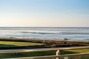 A coastal landscape with a view of the sea and a grassy area with a fence. - Beach Palace, Apt. 220 (Cuxhaven)