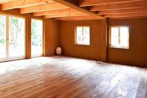 A room with wooden floors, large windows, and a door leading outside. - Shepherd's cottage Wulfsahl (Wulfsahl \/ Gusborn)