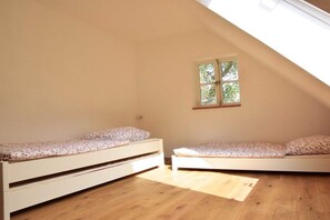 A room with two bunk beds, a skylight, and a window. - Shepherd's cottage Wulfsahl (Wulfsahl \/ Gusborn)