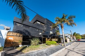 Un bâtiment moderne sur lequel on peut lire l’inscription « SOHO POOLPARTY ».