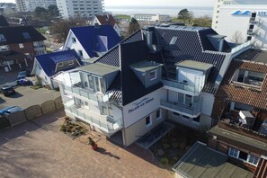 A multi-story hotel with a prominent 'Palais Am Meer' sign, featuring balconies and a modern architectural design. - Palace by the Sea, Apt. 7 (Cuxhaven)