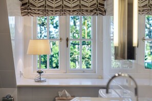 A bathroom with a window, a lamp, and a mirror. - Loddis Leev - Kampen (Sylt) (Kampen (Sylt))