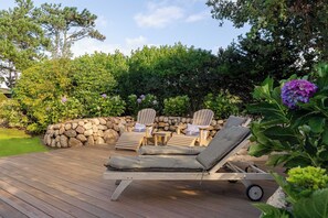 A wooden deck with lounge chairs and a stone wall. - Loddis Leev - Kampen (Sylt) (Kampen (Sylt))
