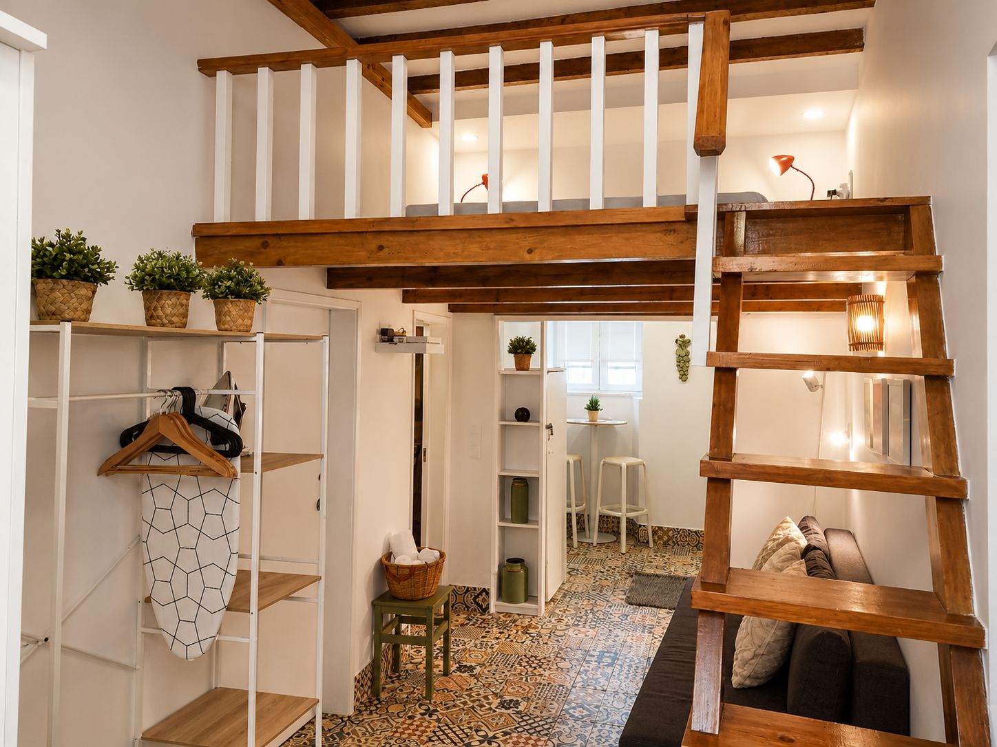 Une pièce de style « loft », avec un escalier en bois, des étagères ouvertes et un sol à motifs.