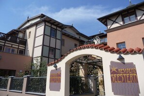 A building with a sign reading 'RESIDENZ SEESTER' and a balcony. - Holiday apartment Residenz Seestern 319665 (Kühlungsborn)