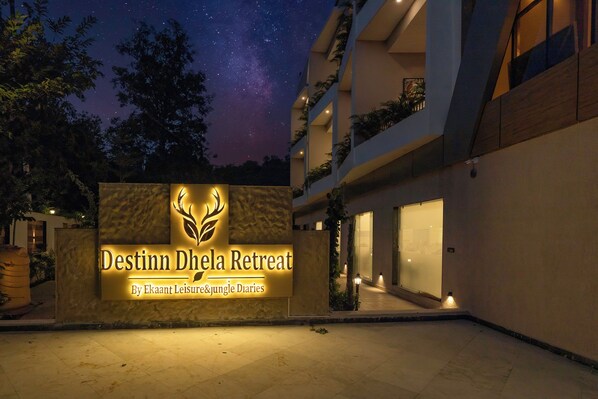 Señal para Destinn Dhela Retreat por Ekaant Leisure&Jungle Diaries.