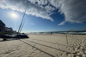 A sandy beach with footprints, a sailboat, and a clear sky. - Baltic Home near the beach (Kühlungsborn, Ostseebad)