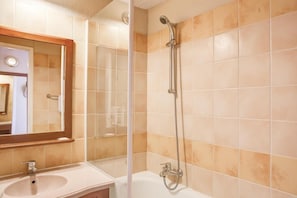 A bathroom with a shower, a sink, and a mirror. - 100m from ski slopes, parking, ski locker, 35m², Pyrénées 2000 (Pyrénées 2000)