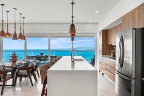 Kitchen with stunning ocean views - Harbor N2301 by Moikkarentals (Puerto Vallarta)