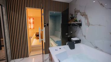 Een moderne badkamer met een ruime badkuip, een douchegedeelte en een wand van hout.