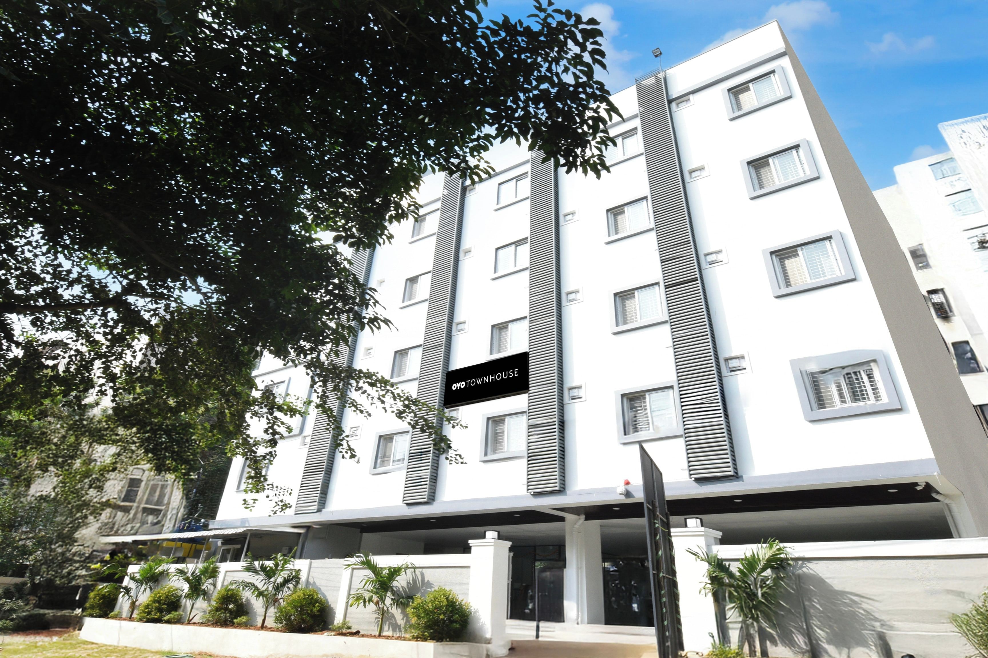 Un edifici modern amb un rètol que diu 'OYO TOWNHOUSE'.