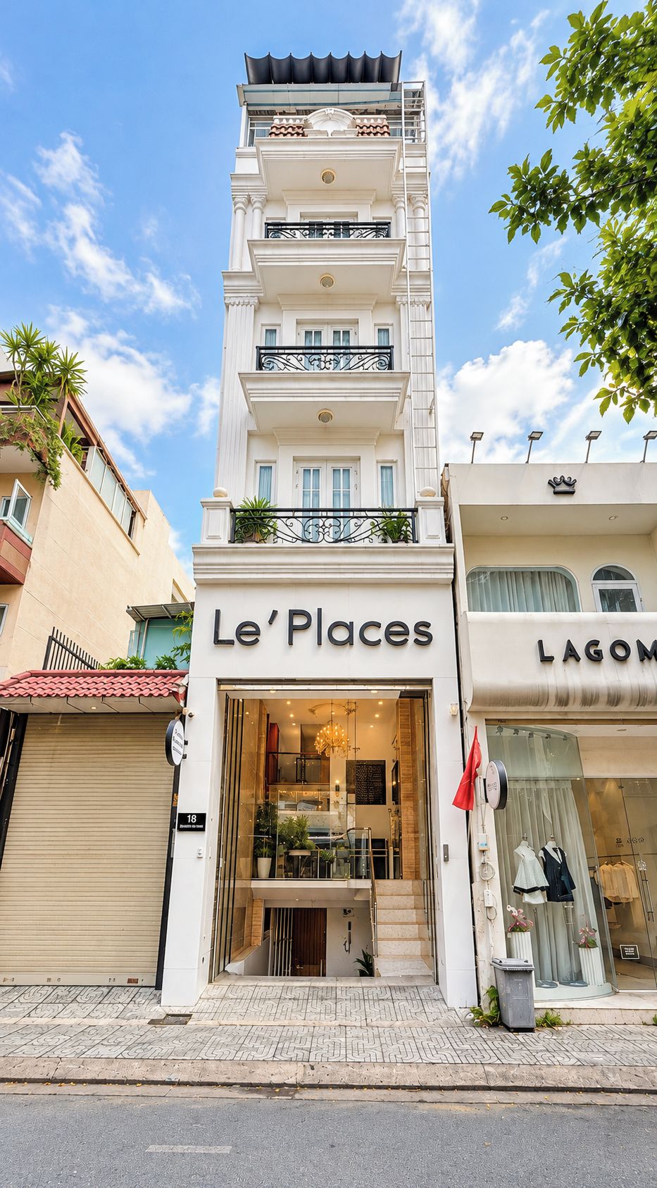 Un edifici de diverses plantes amb un hotel boutique anomenat 'Le'Places' a la planta baixa.