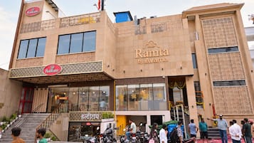 Een gebouw met een bordje voor 'Ramta by Avarna' en een bordje voor 'Haldiram's' op het bovenste niveau.