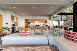Living Room - Hill House heated infinity pool & kids' paradise (Cape Town)