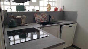 A compact kitchen with a built-in stove, a small sink, and a dishwasher. - ⚓ Charming fisherman's cottage in the heart of Saint-Vaast-la-Hougue (Saint-Vaast-la-Hougue)