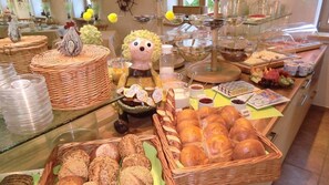 A buffet with various food items and a decorative figure. - 34-square-meter apartment with a balcony and a lake view (Gstadt am Chiemsee)