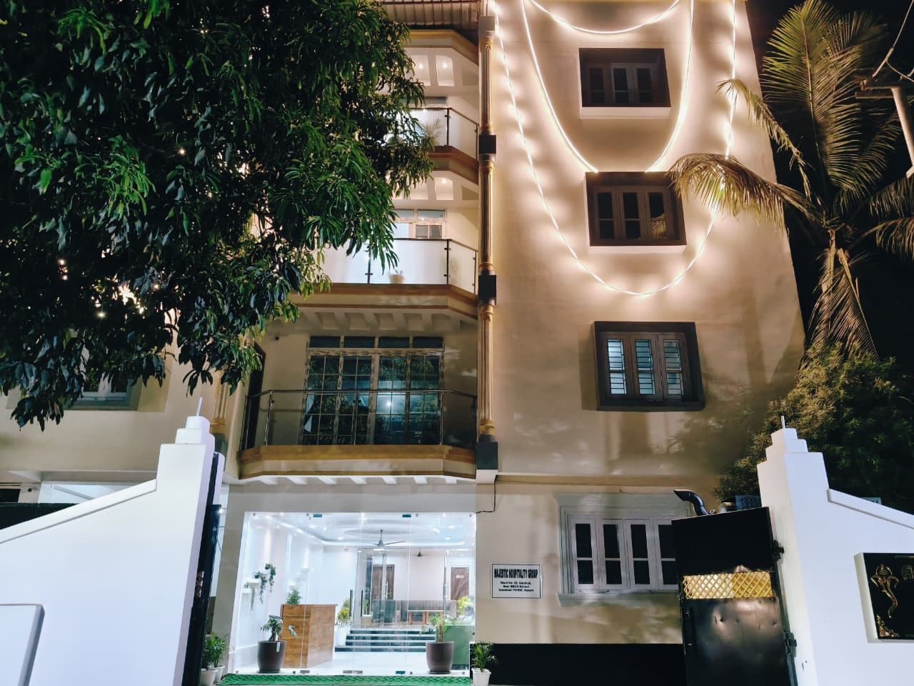 Un immeuble à plusieurs étages doté de balcons, d ’une entrée bien visible et d’une enseigne indiquant qu’il s’agit d’un hôtel.