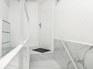 A modern bathroom with a shower, a glass enclosure, and a marble floor. - Top Floor 2 Bedroom Apartment with Terrace. Next to City of Arts & Oceanografic (València)