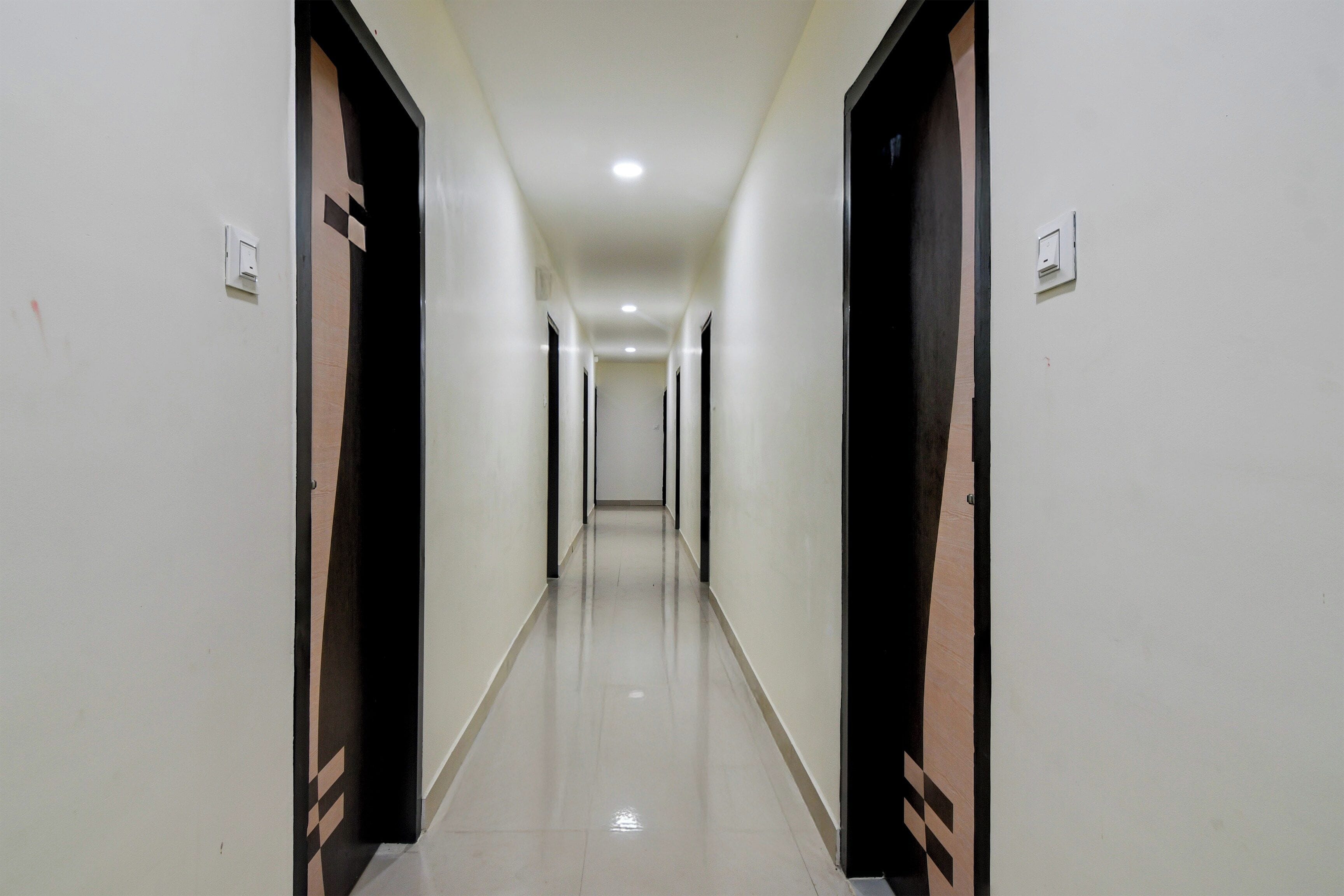 Passadís llarg i estret amb portes a ambdós costats, que condueix a habitacions individuals.
