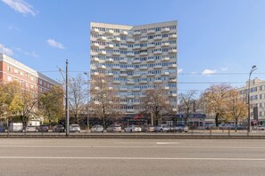 Un edifici de diverses plantes amb un disseny arquitectònic modern, que inclou balcons a cada planta.