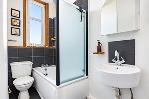Bathroom - Modern 2BR Apartment near Leith Walk (Edinburgh)
